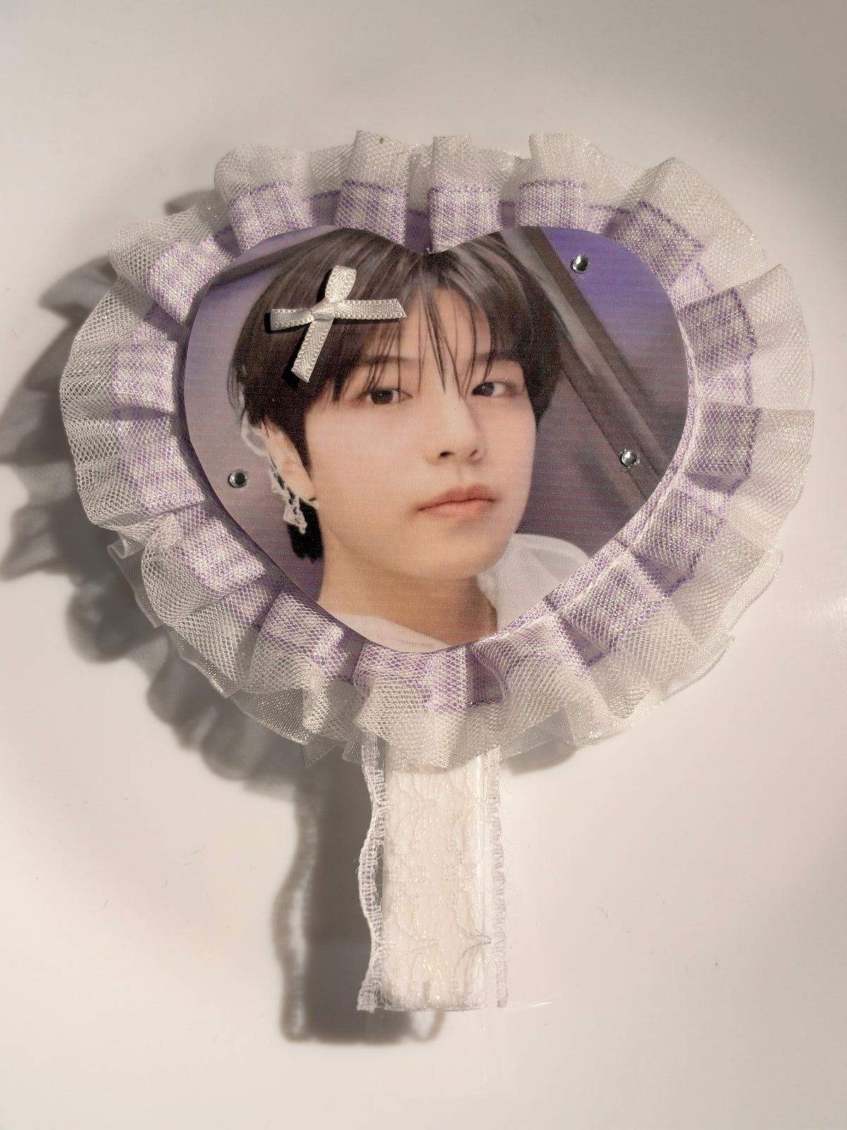 𝚂𝚝𝚛𝚊𝚢 𝙺𝚒𝚍𝚜 𝚑𝚊𝚗𝚍𝚑𝚎𝚕𝚍 𝚖𝚒𝚛𝚛𝚘𝚛𝚜