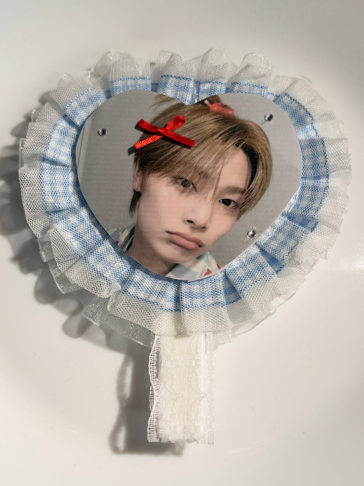 𝚂𝚝𝚛𝚊𝚢 𝙺𝚒𝚍𝚜 𝚑𝚊𝚗𝚍𝚑𝚎𝚕𝚍 𝚖𝚒𝚛𝚛𝚘𝚛𝚜