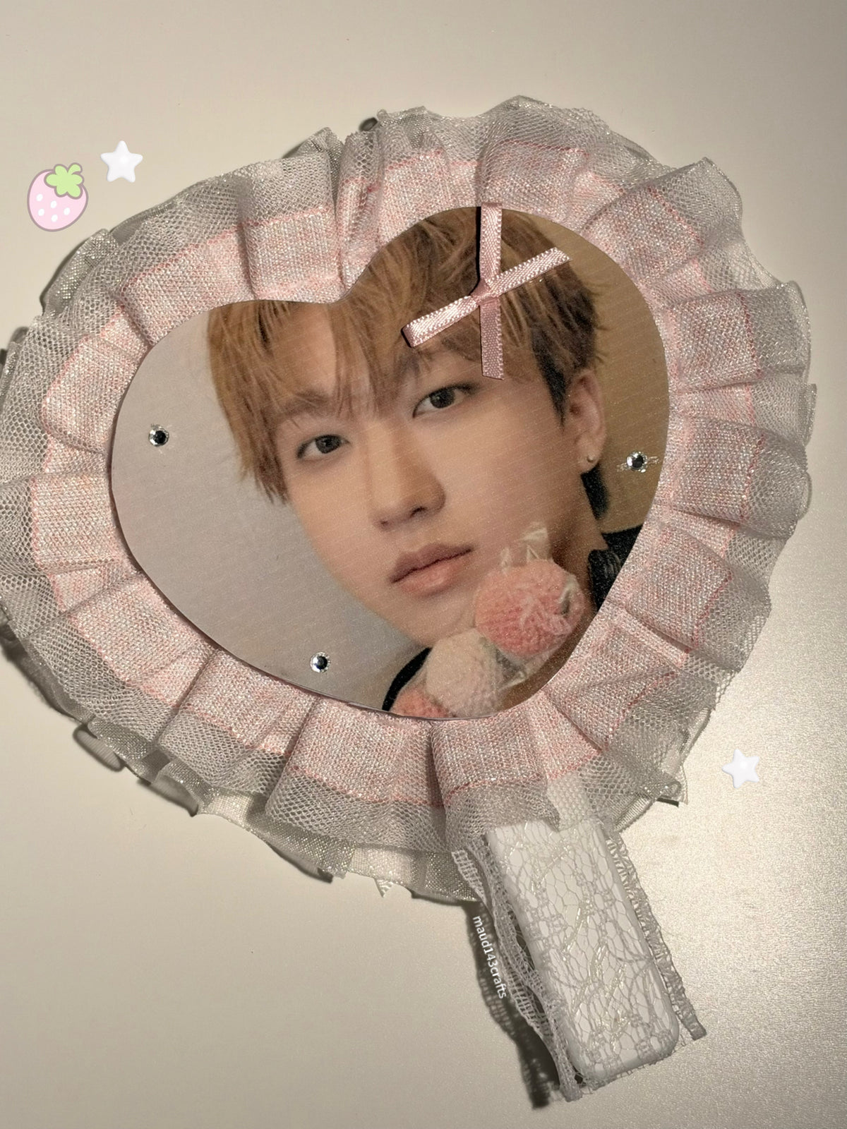 𝚂𝚝𝚛𝚊𝚢 𝙺𝚒𝚍𝚜 𝚑𝚊𝚗𝚍𝚑𝚎𝚕𝚍 𝚖𝚒𝚛𝚛𝚘𝚛𝚜