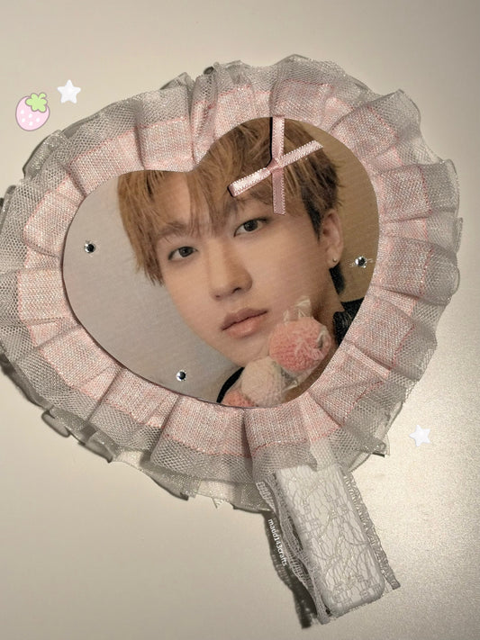 𝚂𝚝𝚛𝚊𝚢 𝙺𝚒𝚍𝚜 𝚑𝚊𝚗𝚍𝚑𝚎𝚕𝚍 𝚖𝚒𝚛𝚛𝚘𝚛𝚜