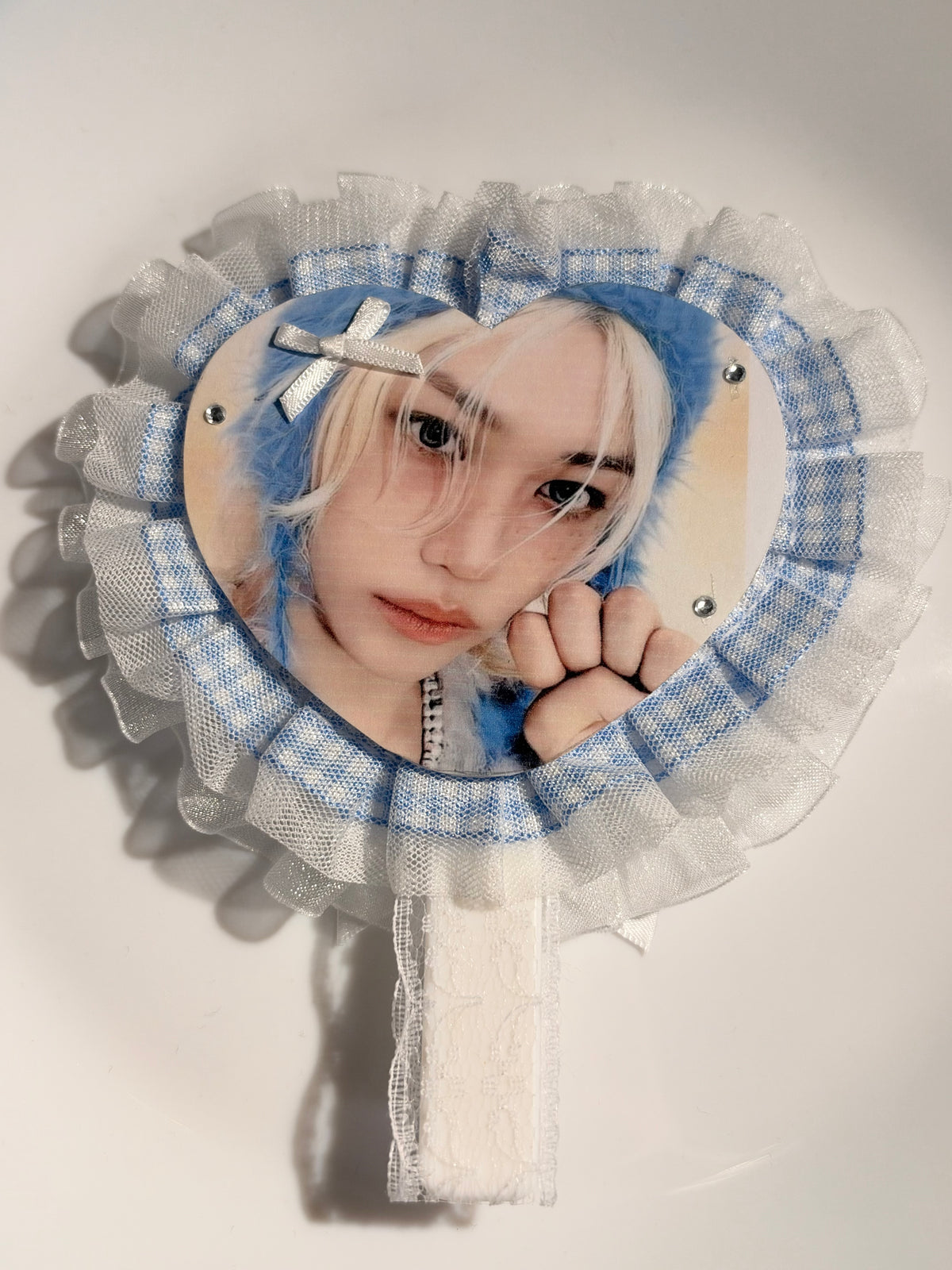 𝚂𝚝𝚛𝚊𝚢 𝙺𝚒𝚍𝚜 𝚑𝚊𝚗𝚍𝚑𝚎𝚕𝚍 𝚖𝚒𝚛𝚛𝚘𝚛𝚜